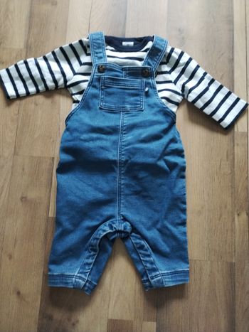 Ensemble salopette et tee shirt manches longues