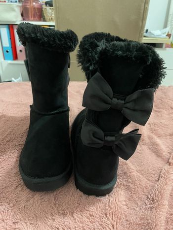 Bottes à fourrure effet daim avec noeuds à l’arrière