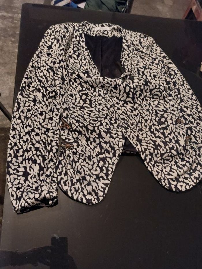 Veste noir et blanc papillonne taille 40