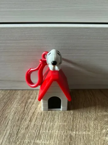 Porte-clés Snoopy sur cabane / Peanuts UFS Inc / très bon état / good condition