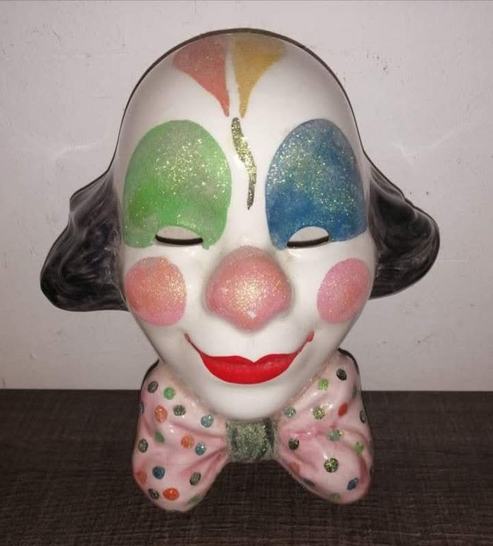 Masque clown mural
Environ 20 cm sur 17 cm - photo numéro 3
