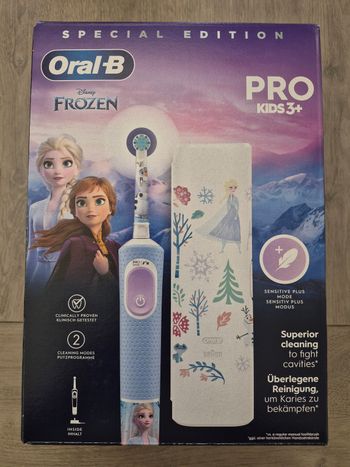 Brosse à Dents électriques oral b reine des neiges avec étui. 