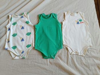 Lot 3 bodies sans manches neuf