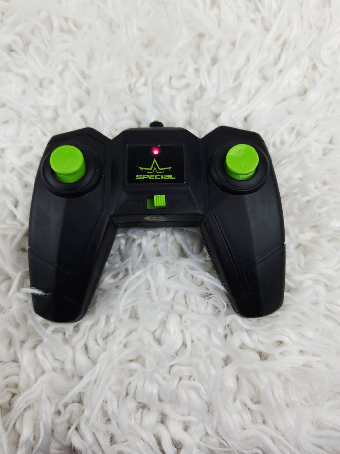 Voiture RC de Cascade 360 ° tournant télécommandé avec lumières led 🎅 - photo numéro 4