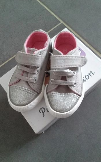 Chaussures fille sneakers grises à motif coeurs