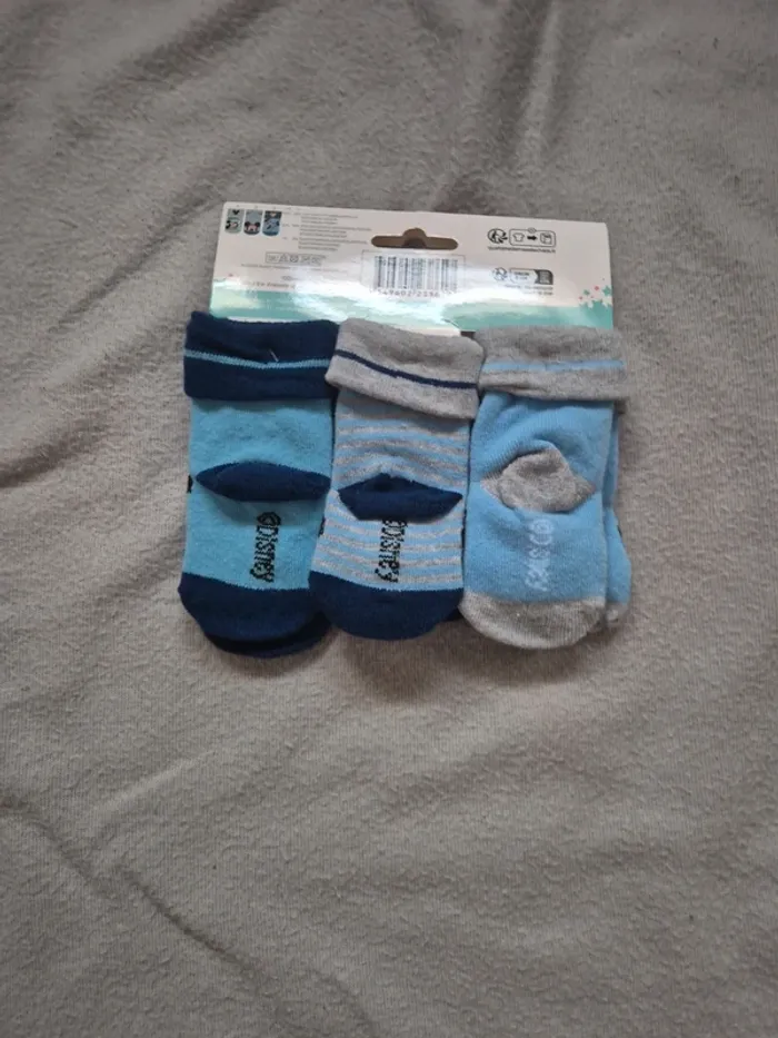 Chaussettes Disney 6-12 mois neuves - photo numéro 4