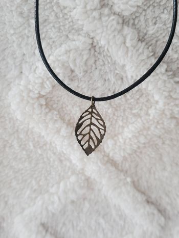 Collier feuille marron