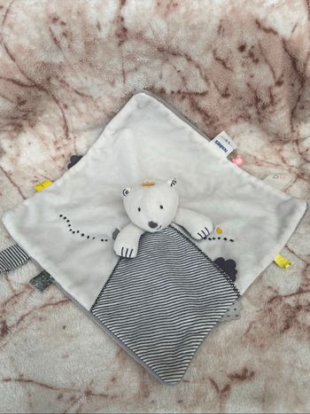 Doudou plat Ours Sam blanc gris rayé couronne attache tétine Noukie’s