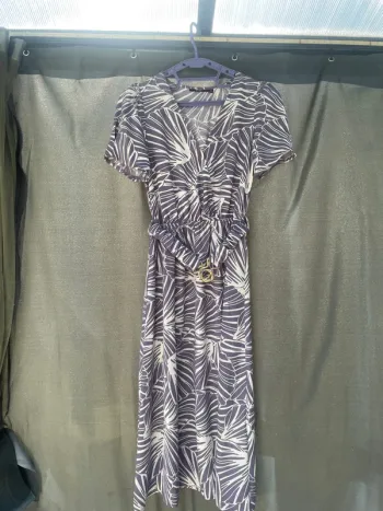Robe à motif blanche et violette