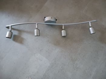 barre gris alu de 4 spots (vendu sans spot) Ikea Neuf