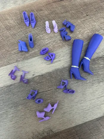 Paires de chaussures violettes pour poupée Barbie ou similaire – 2€ la paire