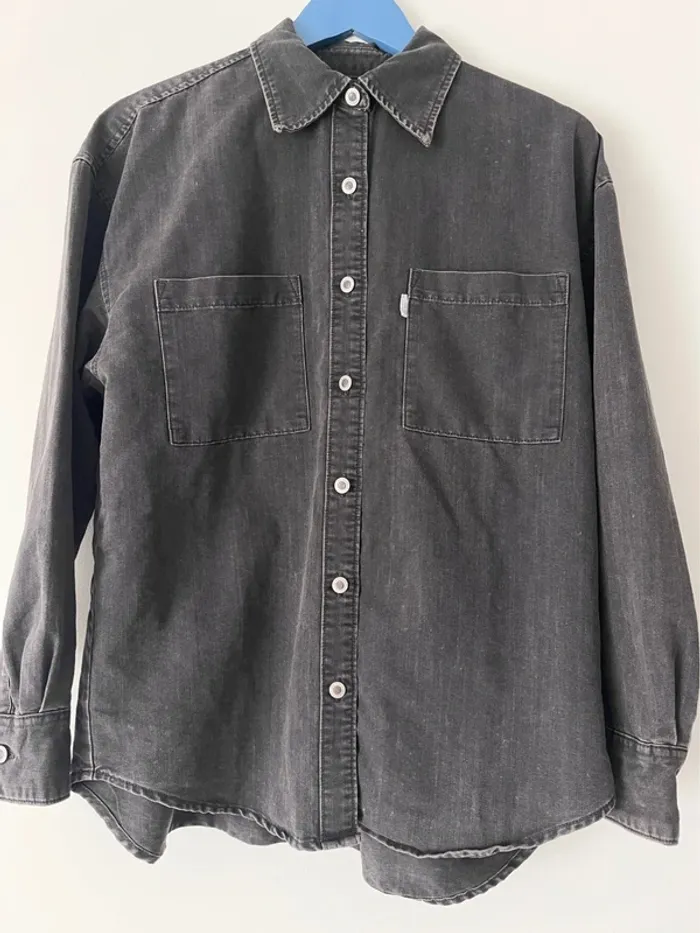 Chemise ou surchemise Levi’s taille S coupe ample oversized en jean gris / noir bleached délavé