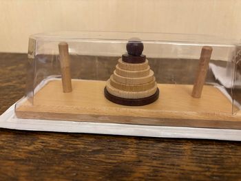 Lot de  2 casse-tête 3 D en bois : « Tour de Hanoï » et « Cochon »