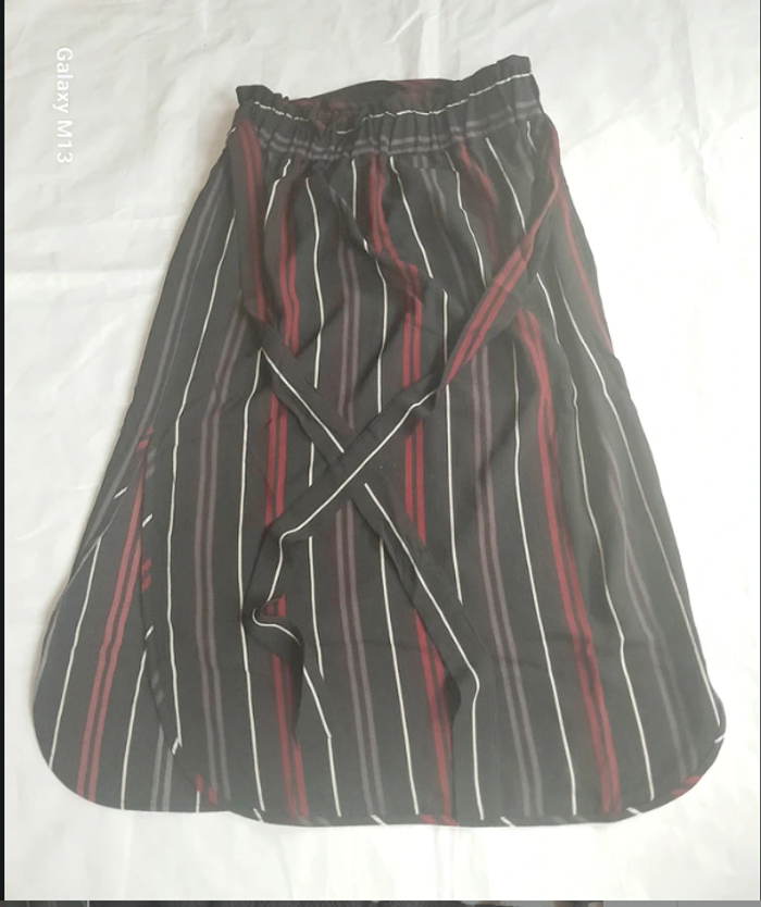 Jupe mi longue à rayures noire blanche et rouge avec une ceinture Brave Soul taille S