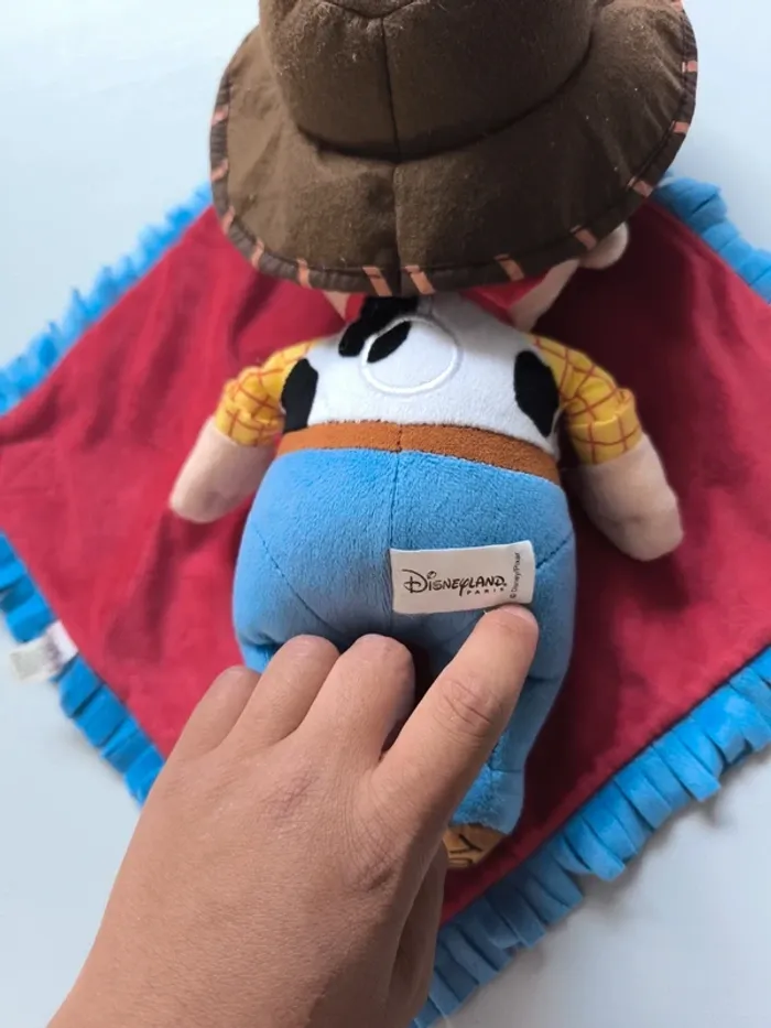 Peluche bébé Woody Disneyland Paris avec couverture - photo numéro 4