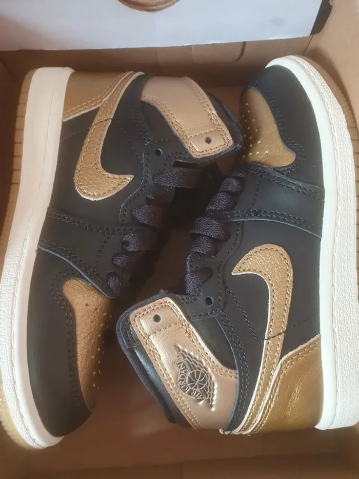 Nike Jordan 1 Retro "gold metallic"(28 et 28.5) - photo numéro 9