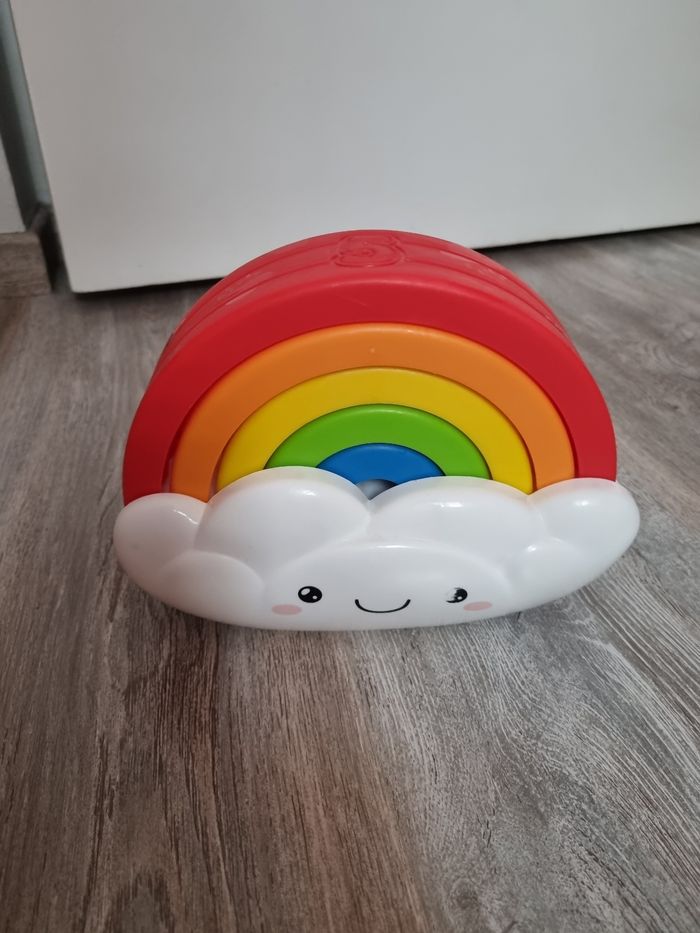 Jouet arc en ciel empilable