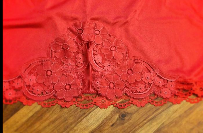 Jupon rouge - Dentelle - 54/56 - NEUF - photo numéro 4
