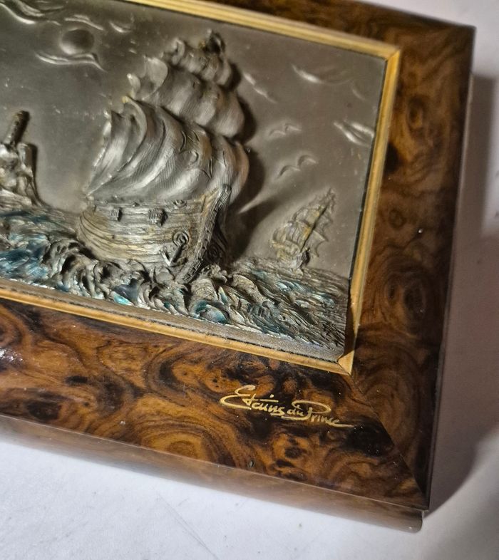 Boîte à bijoux coffre à souvenirs en bois et étain « Étains du Prince » décor en relief - photo numéro 2