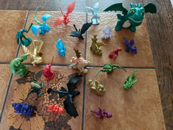 Lot figurines dragons et divers.