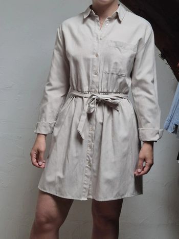 Robe chemise stradivarius taille M Couleur beige.