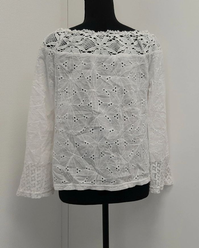 Très jolie blouse en broderie anglaise et dentelle col bateau / Bardot - photo numéro 3