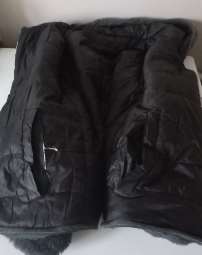 Blouson doudoune réversible.8/10 ans . Polyester et fausse fourrure . Noir , gris anthracite et paillettes. Parfait état . - photo numéro 10