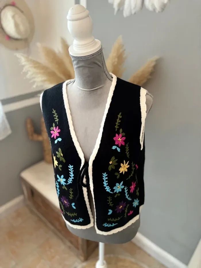 Gilet bohème sans manches noir et fleurs brodées - photo numéro 6