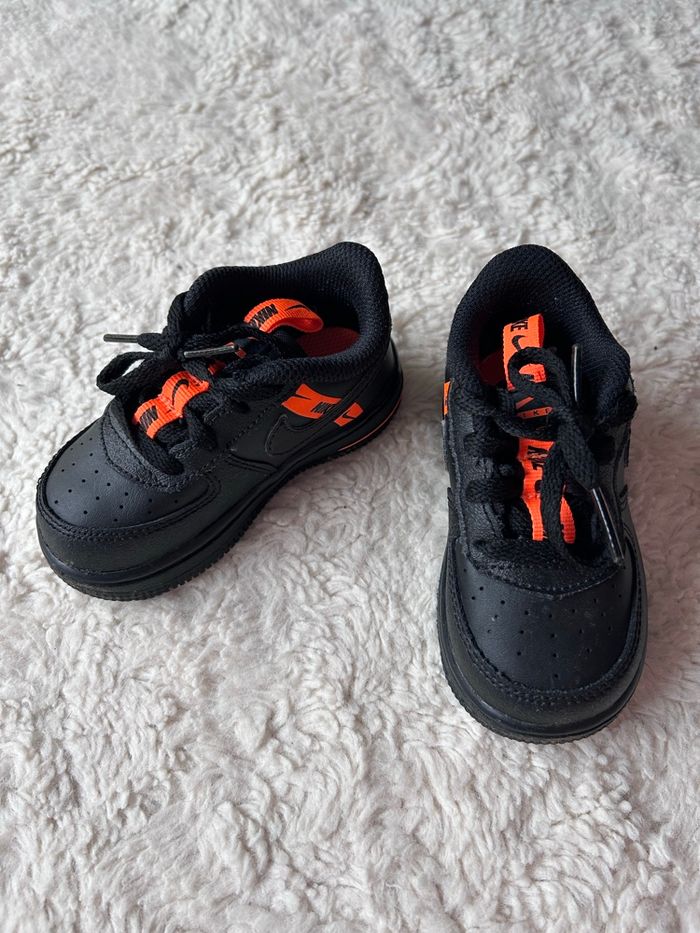 Baskets Nike Force 1 LV8 KSA bébé Noir et Orange Taille 22