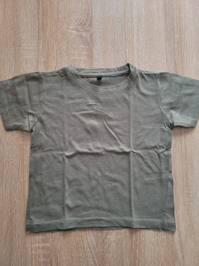 Tee shirt manches courtes 4 ans neuf dans etiquette