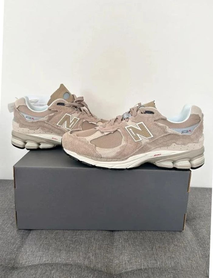 New balance 2002R