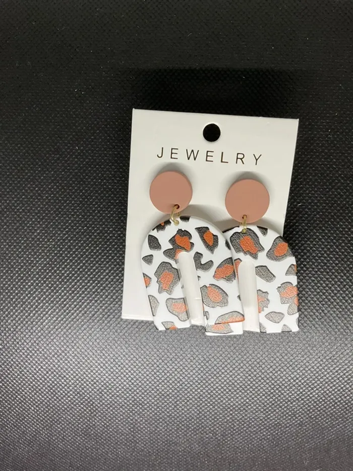 Boucles d’oreilles « U léopard » neuve