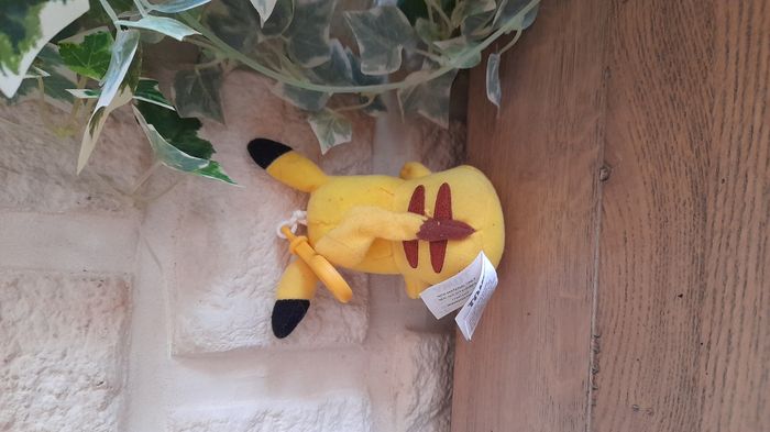 Peluche porte-clés neuve Pikachu Pokemon Tomy 2017 - photo numéro 2