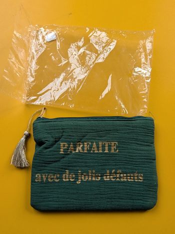 Pochette à maquillage ou bijoux verte