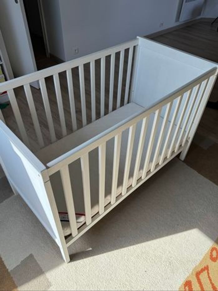 Lit bébé SUNDVIK + matelas