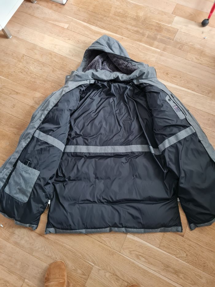 Doudoune hiver longue grise en duvet avec capuche.