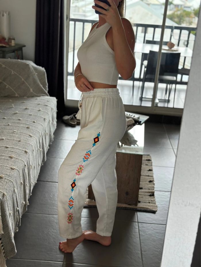 Pantalon léger en lin blanc coupe ample, détails brodés colorés taille 3 - photo numéro 5