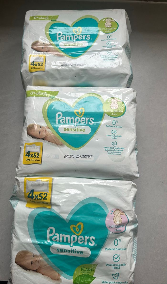 Lit de 12 paquets de lingettes Pampers