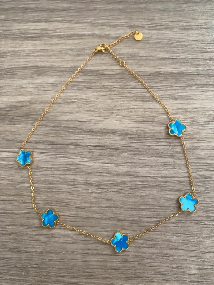 Collier neuf trèfle fleur bleues or doré net acier inoxydable - photo numéro 2