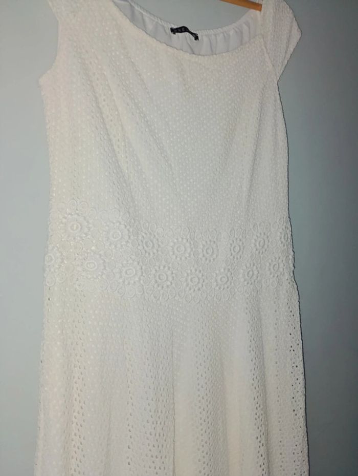 Jolie robe blanche doublée avec broderie marque bréal taille 40 - photo numéro 2
