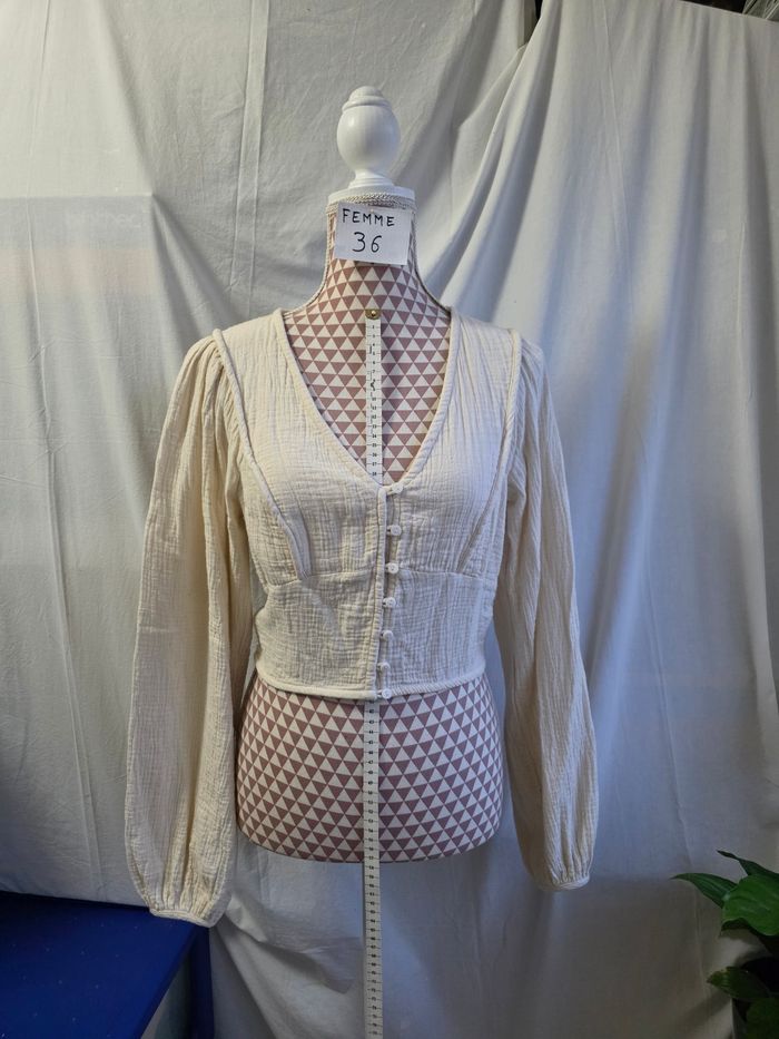 Blouse, crème, neuve, en coton, largeur d'épaule 35cm, largeur sous bras 45cm, longueur 41cm, marque Kiabi =10€