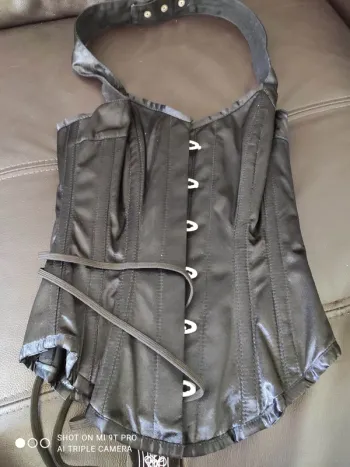 Corset noir laçage neuf 63 67 au niveau taille