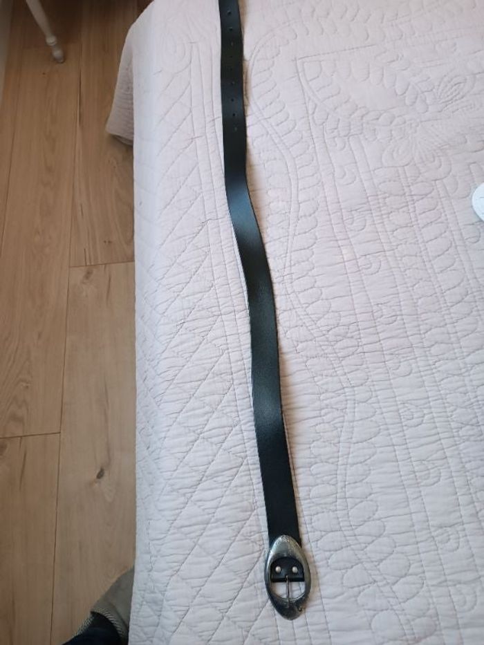 Ceinture noire en croûte de cuir