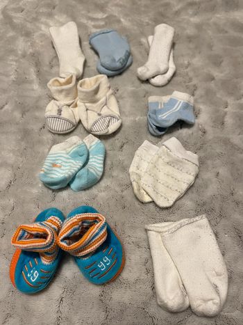 Lot naissance chaussettes, chaussons, gants