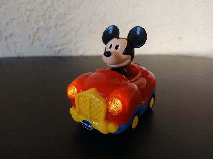 Mickey et son cabriolet Tut Tut bolides