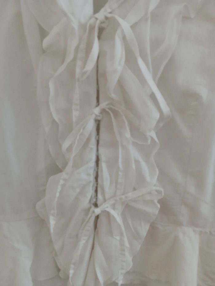Blouse blanche à froufrous et nouettes - photo numéro 6