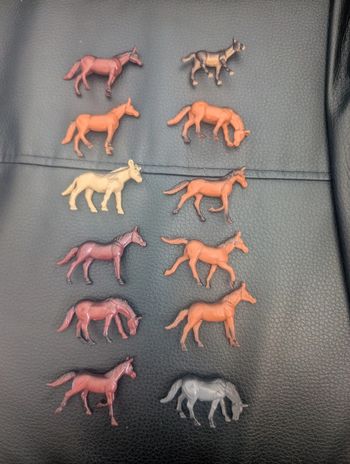 Lot de 12 petites figurines chevaux
