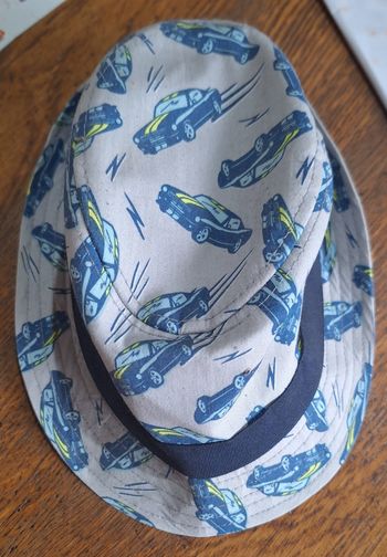 Chapeau tissu avec voiture 