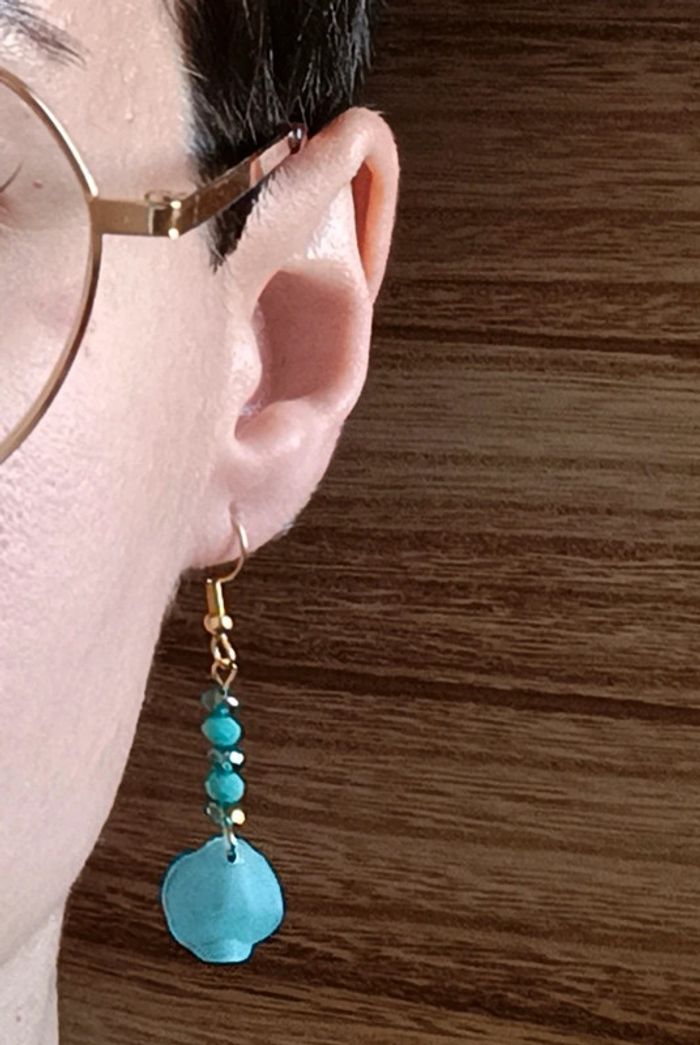 Jolie paire de boucles d'oreilles pendantes - photo numéro 3
