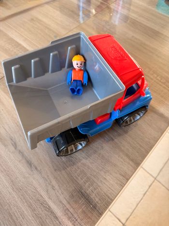 Camion benne avec figurine 